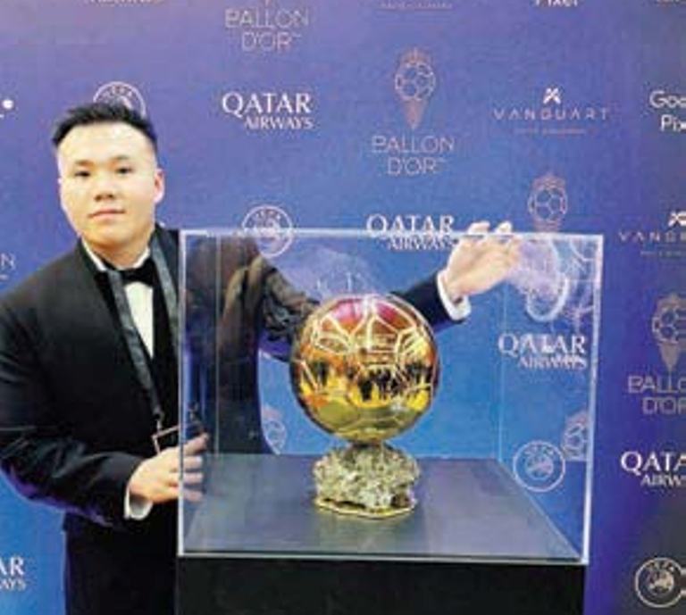 PENGALAMAN BERKESAN: Gilbert Garlycia dan trofi Ballon d&rsquo;Or di Theatre du Chatelet, Paris (22/9).