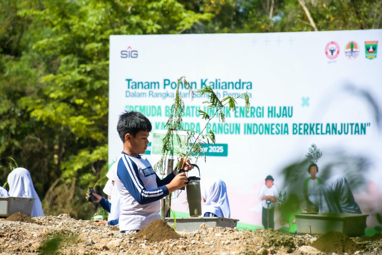 PT Semen Padang ajak pelajar tanam 2.000 pohon Kaliandra di Bukit Atas untuk wujudkan Taman Edukasi Hijau dan dukung energi bersih.