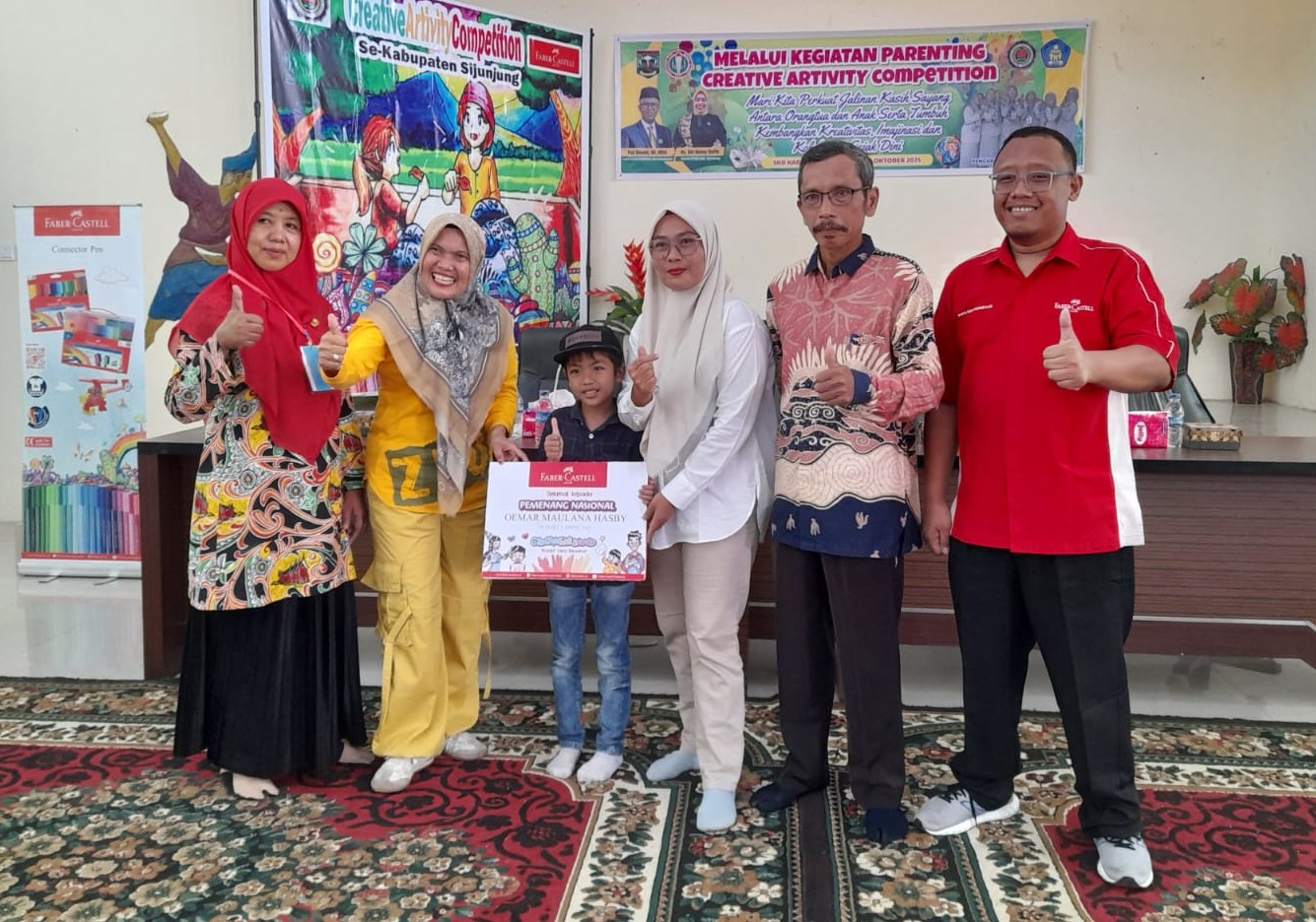 Oemar Maulana Hasbi, murid TK Negeri 1 Kupitan, Kabupaten Sijunjung berhasil menjadi pemenang nasional Lomba Creative Family Award 2025.