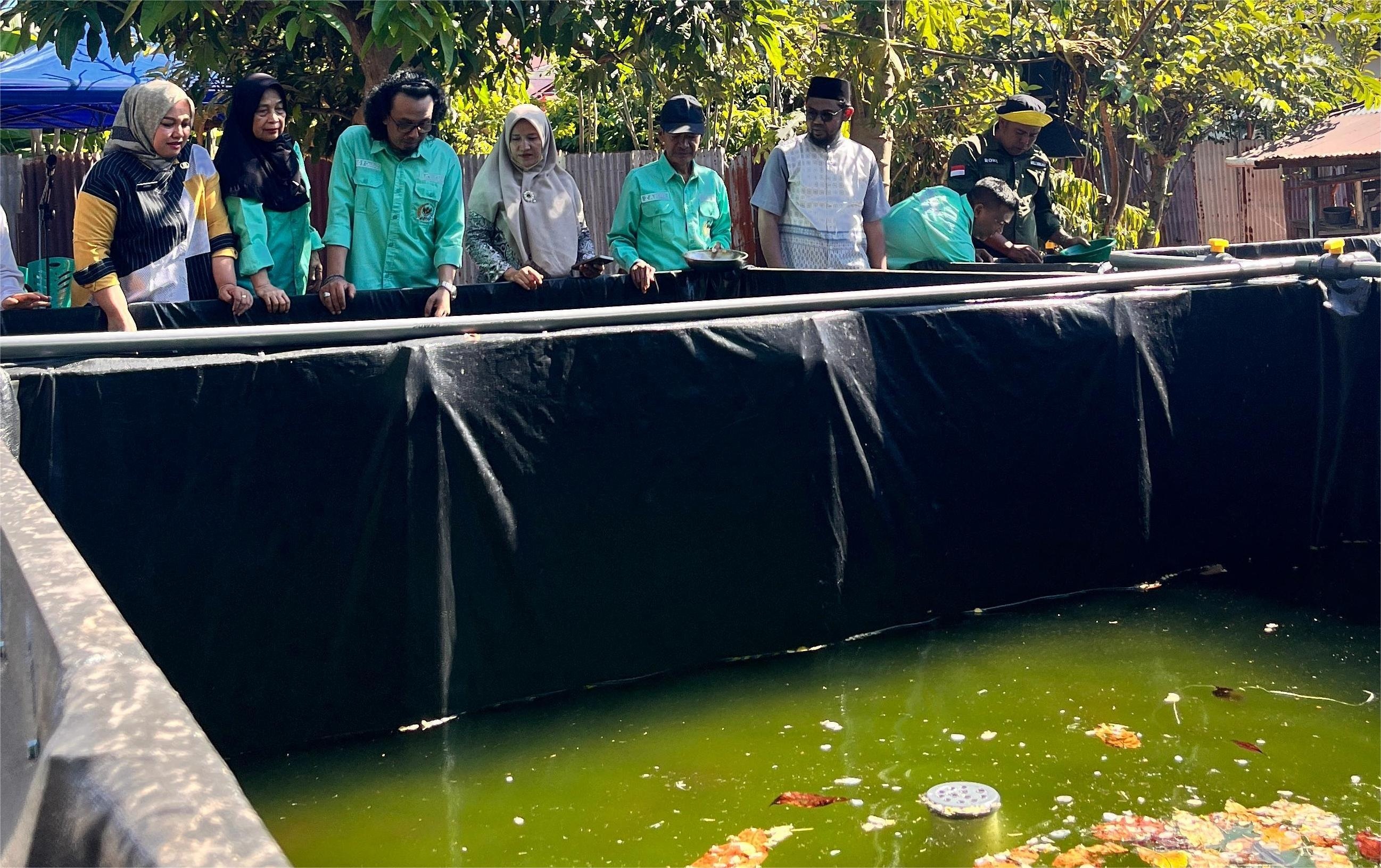 Wali Nagari Salido, Roni Marta Gusrianto, (paling kanan) dan Camat IV Jurai, Ferro Yuandha Putri (paling kiri) menebar bibit lele di kolam milik BUMDes Anak Nagari Salido.