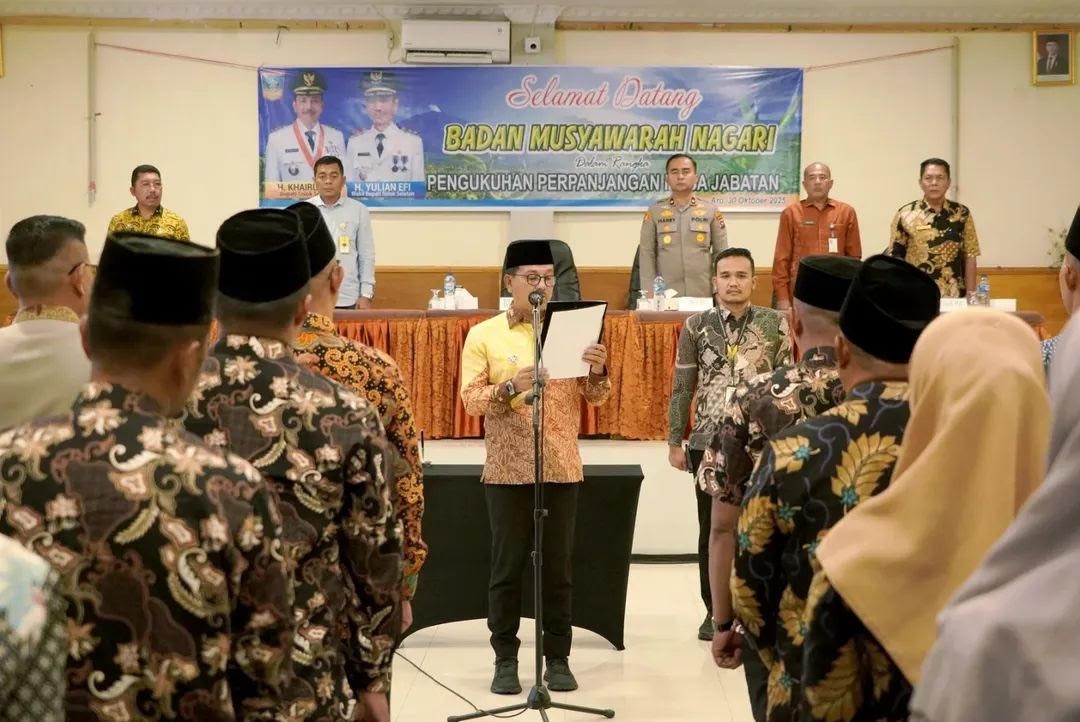 Bupati Solsel Khairunas mengukuhkan 146 anggota Bamus di 22 nagari di Kabupaten Solsel, Kamis (30/10).