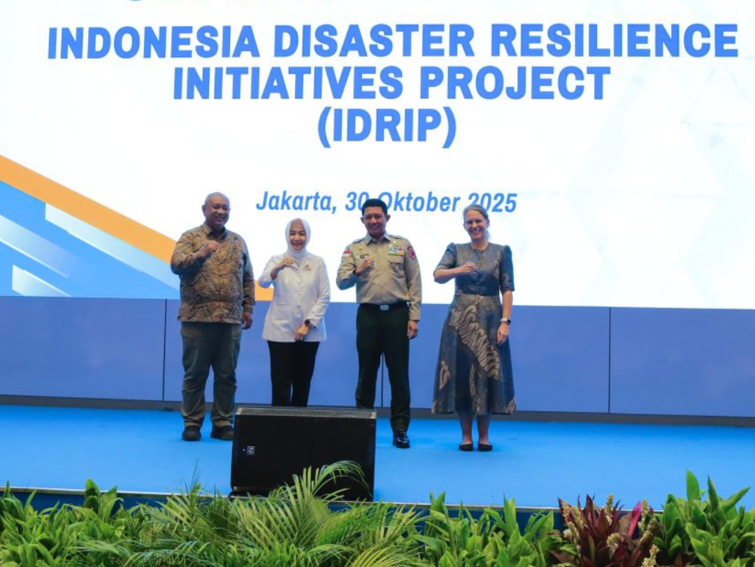 Kepala BMKG Prof. Dwikorita Karnawati bersama Kepala BNPB Letjen TNI Suharyanto saat menutup Closing Ceremony IDRIP, si Jakarta. (Foto: BMKG)