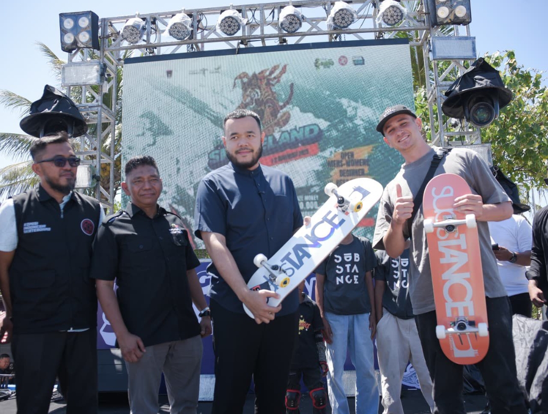 Fadly Amran buka Padang Skateland 2025 di Pantai Padang, ajak anak muda kembangkan potensi wisata dan olahraga.(Foto: Prokopim)