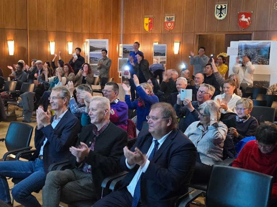 Warga Jerman dan diaspora Indonesia antusias menyaksikan Tari Piring pada acara Malam Indonesia di Rathaus Hildesheim, Jerman Utara. (Foto: KJRI Hamburg)
