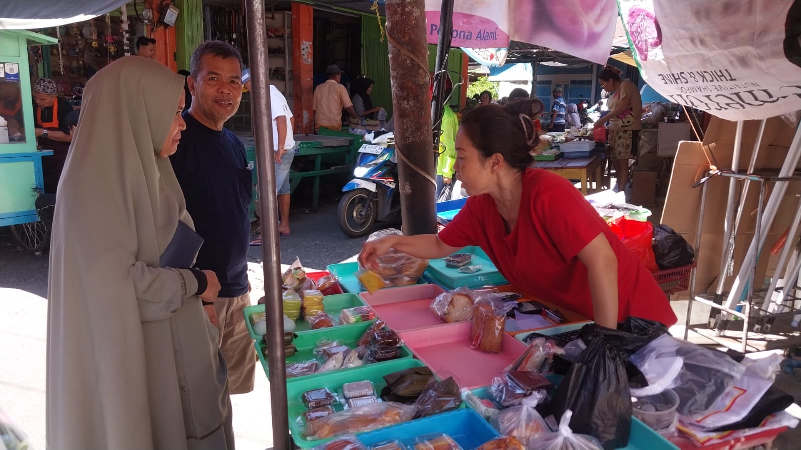 Lapak kue tradisional Cece di Pasar Tanah Kongsi, Kampung Pondok, Padang Barat. (Foto: Mengki Kurniawan/Padeks)
