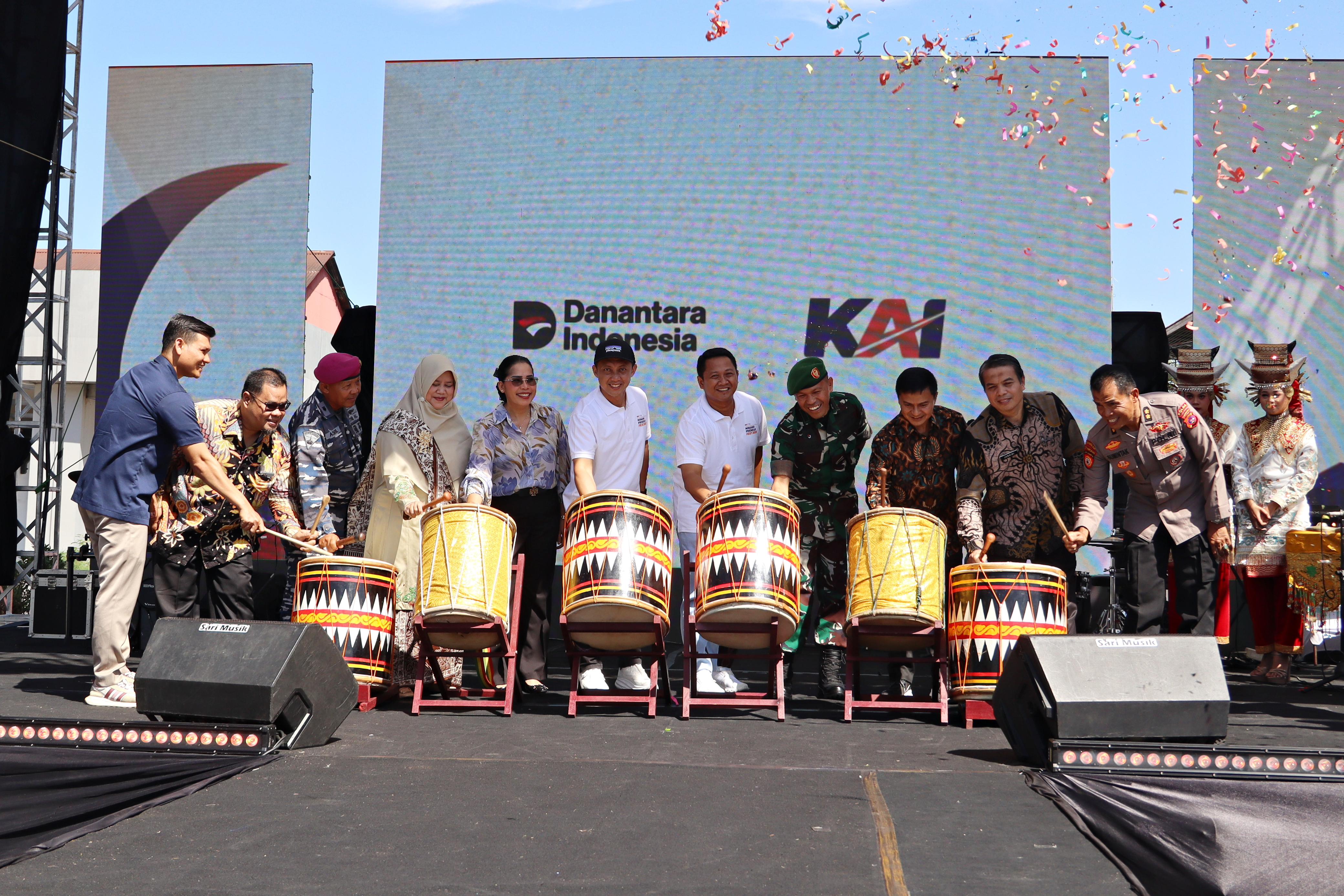 Minang Preneur Fest 2025 di Padang, libatkan 42 pelaku UMKM kriya dan kuliner binaan untuk dorong ekonomi daerah.
