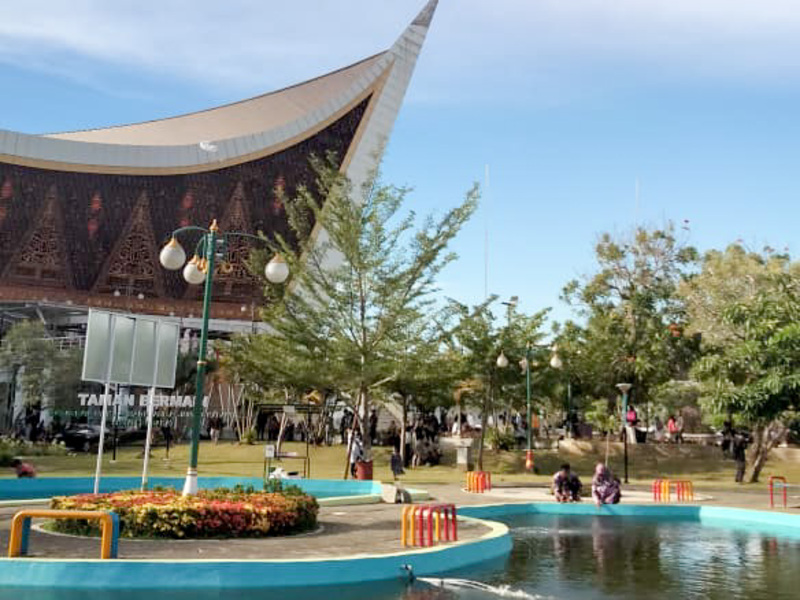 Pengunjung menikmati sore di kawasan Masjid Raya Sumbar yang menjadi ikon wisata religi dan tempat favorit warga Padang setiap akhir pekan. (foto: M. Fikri Al Fateh/Padeks)