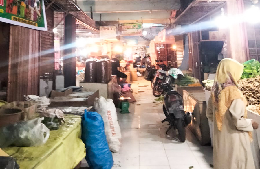 Di lorong sunyi Pasar Raya Padang, pedagang masih setia menunggu pembeli yang kian jarang datang.