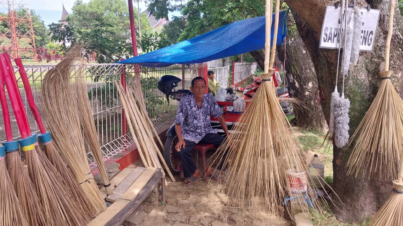 Lokasi Kakek Paril meraut lidi di Jl Batang Marau, Padang. (Foto: Mengki Kurniawan/Padeks)