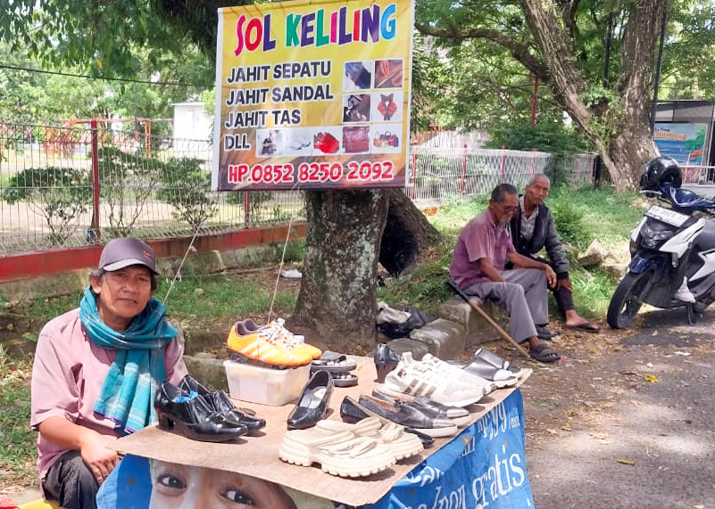 Kisah Andi Lala, tukang sol sepatu di Padang yang tetap tegar mencari nafkah meski hidup sebatang kara dan penuh rintangan.