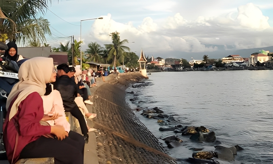 Sejumlah mahasiswa tampak menikmati senja di Muaro Air Tawar, Kota Padang, yang menjadi spot favorit untuk menyaksikan keindahan matahari terbenam. (foto: M. Fikri Al Fateh/Padeks)