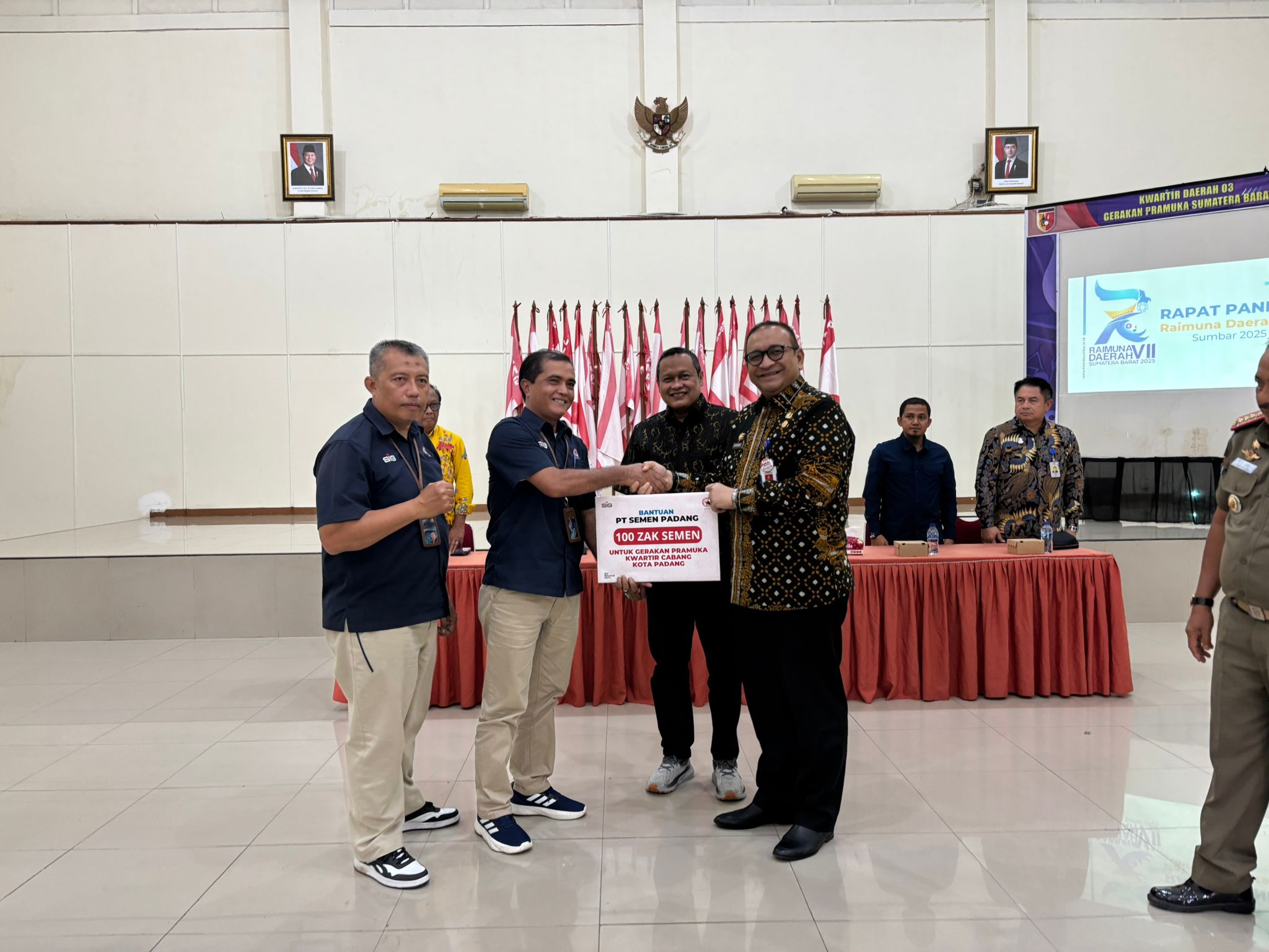 Kepala Unit CSR PT Semen Padang Idris (dua dari kiri) menyerahkan bantuan 100 zak semen kepada Ketua Kwarcab Gerakan Pramuka Kota Padang Andree H Algamar.