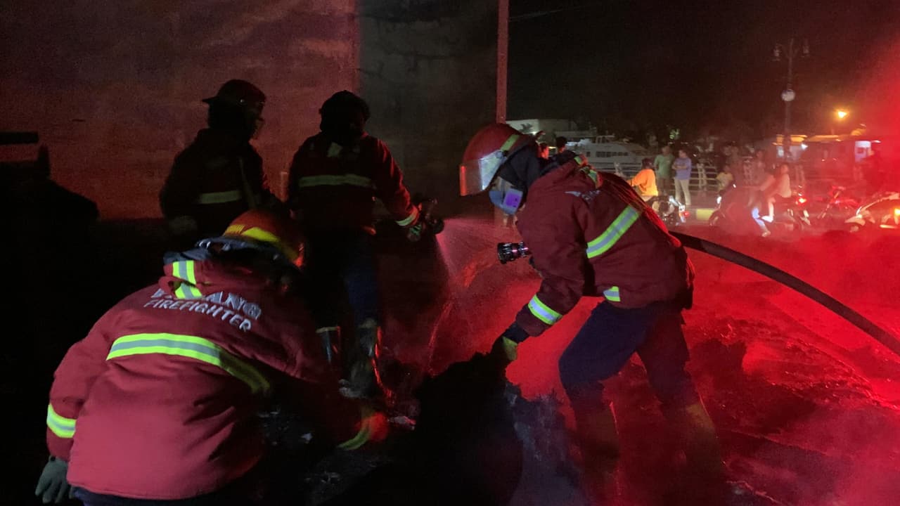 Petugas Dinas Damkar memadamkan api yang membakar Monumen Kapal Wisata Siti Nurbaya, Minggu malam (2/11/2025). (Foto: Dinas Damkar Padang)