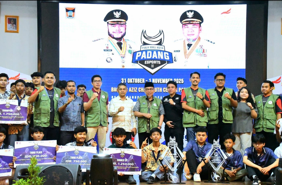 Wali Kota Padang, Maigus Nasir bersama gamers juara, di Gedung Bagindo Aziz Chan Youth Center, Sabtu (1/11/2025) malam.(Foto: Prokopim)