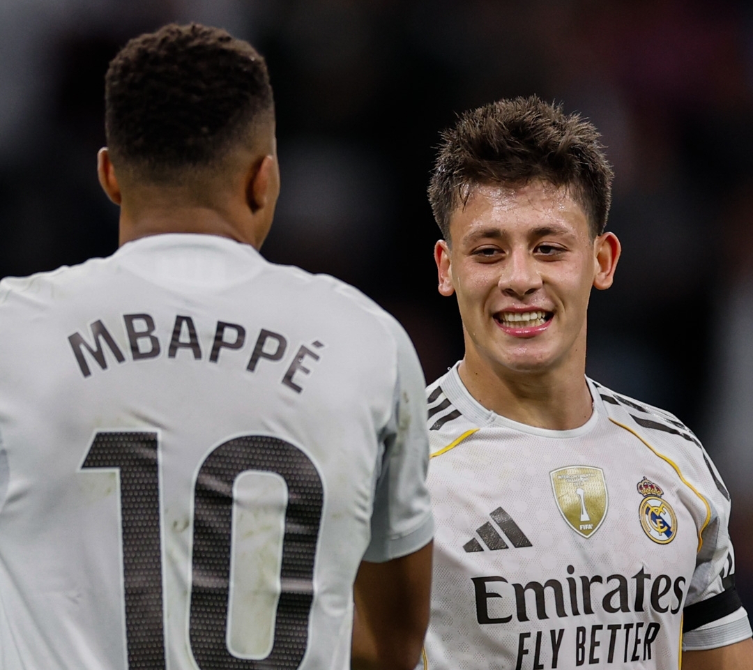 Kylian Mbapp&eacute; merayakan gol bersama Arda G&uuml;ler usai membawa Real Madrid unggul atas Valencia di Santiago Bernab&eacute;u, Minggu dinihari WIB (2/11/2025).(Foto: Instagram @realmadrid)