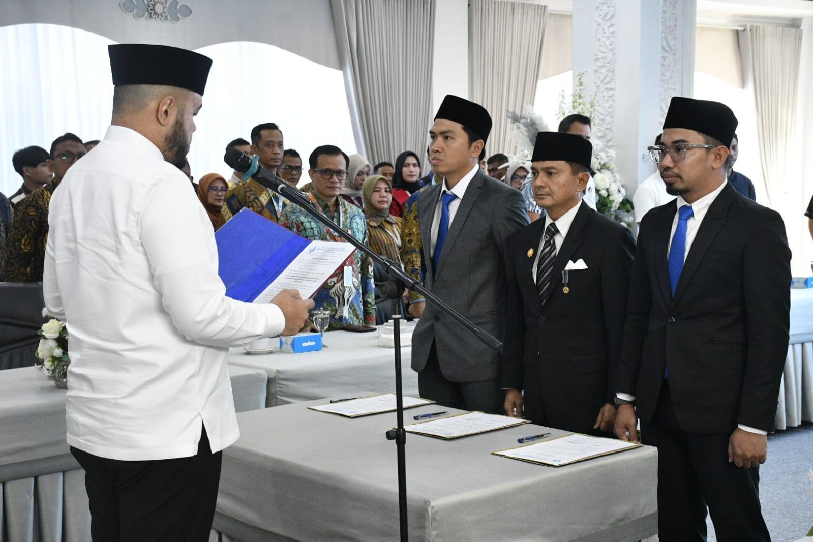Fadly Amran melantik tiga Dewan Pengawas Perumda AM Kota Padang di Rumah Dinas Wali Kota, Jumat (31/10/2025).