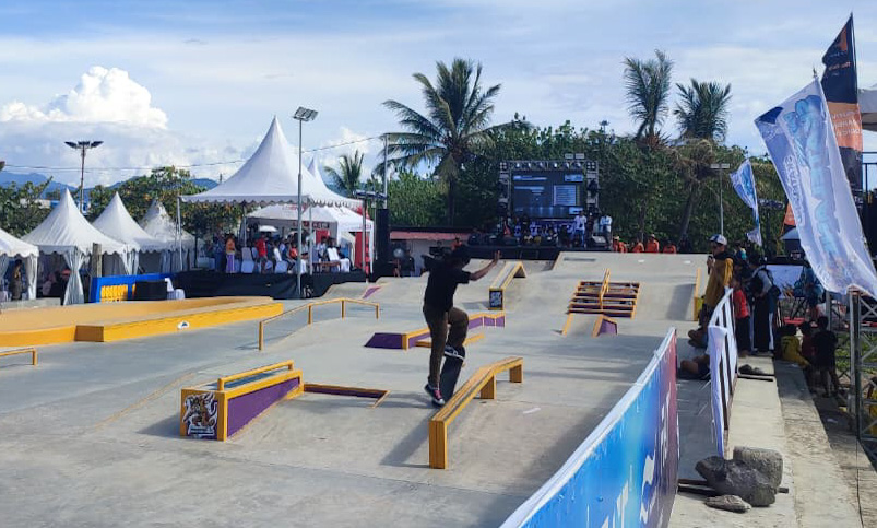 Padang Skatepark Minggu (2/11/2025), saat salah satu peserta kompetisi sedang melakuan run-nya di hari ke-2 Padang Skateland 2025. (Foto: Riyadhatul Khalbi/Padeks)