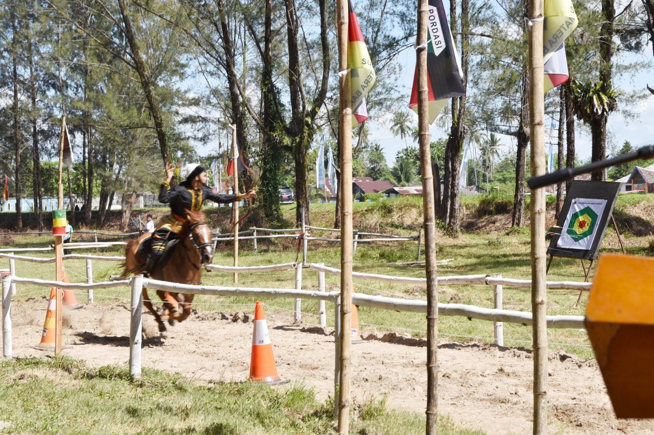 Kota Pariaman menjadi tuan rumah Kejurda Horseback Archery Sumbar 2025 di Pantai Kata, diikuti 24 peserta dari berbagai daerah.
