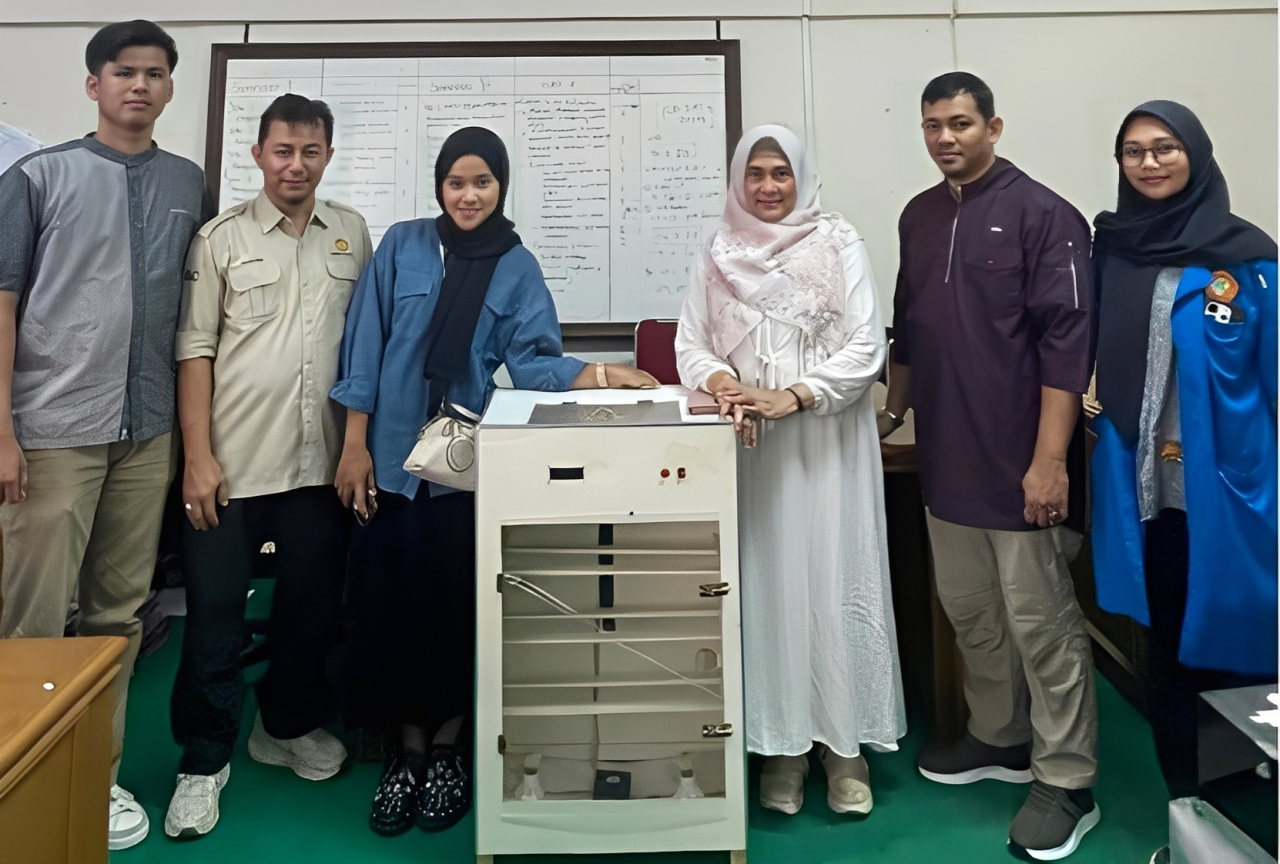 Tim dosen Politeknik Negeri Padang latih UMKM Tempe YSL2 gunakan teknologi fermentasi otomatis dan digitalisasi keuangan untuk peningkatan mutu produksi.