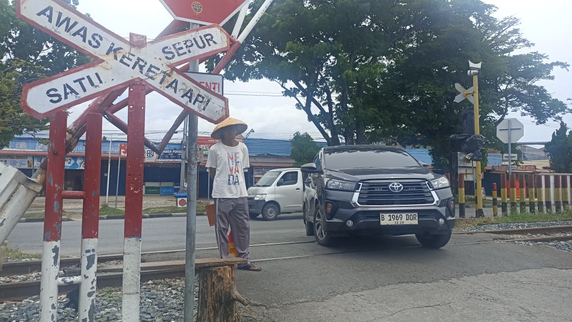 Hendrizal, penjaga perlintasan rel kereta api di simpang Perumahan Singgalang, Batang Kabung Gantiang, Koto Tangah, Kota Padang, Minggu (02/11/2025).