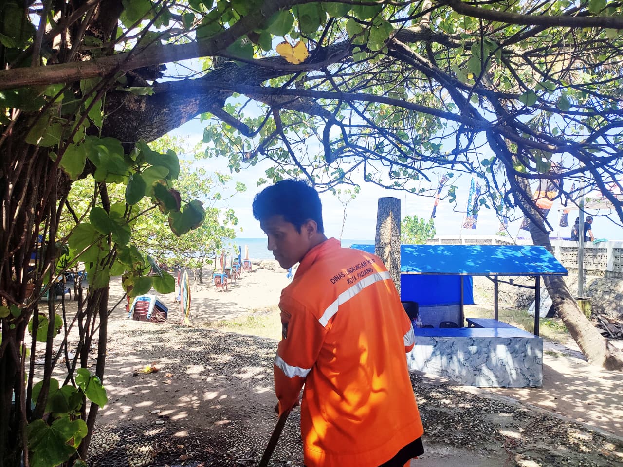 Arjuna saat sedang menyapu jalan di Pantai Padang saat ditugaskan di Acara Padang Skateland 2025 di Jl Samudera, Purus, Padang Barat, Kota Padang.(Foto: Riyadhatul Khalbi/Padeks)