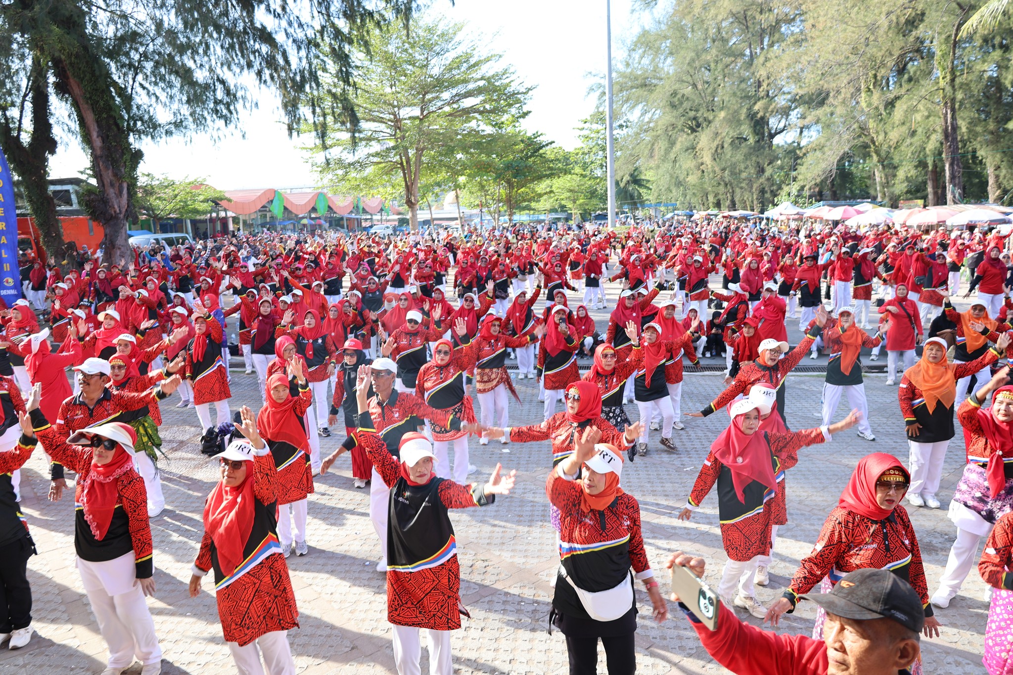 Ribuan peserta dari 20 provinsi ikut HUT PORPI Nasional dan HKN di Kota Pariaman, dorong semangat hidup sehat dan ekonomi lokal.