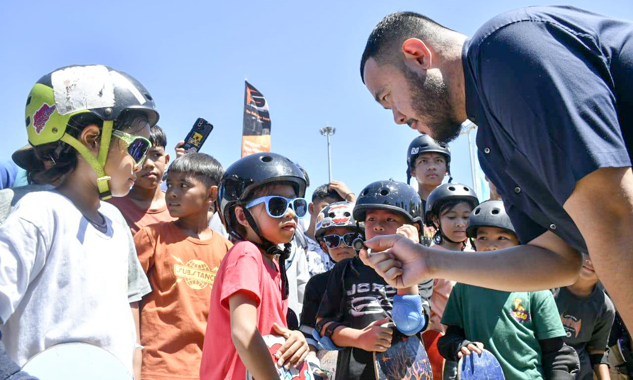 Wali Kota Padang Fadly Amran mewawancarai skaters cilik di Padang Skateland 2025, ajang skateboard nasional yang digelar di Pantai Padang.