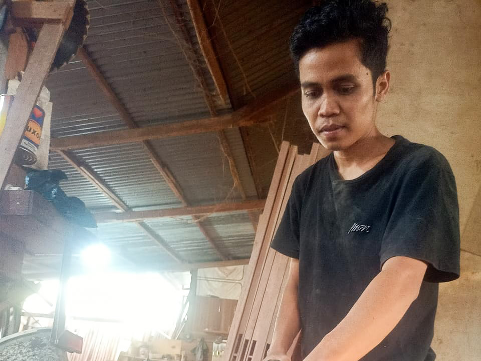 Abdul Latif, buruh kayu di Limau Manis, Padang.&nbsp;