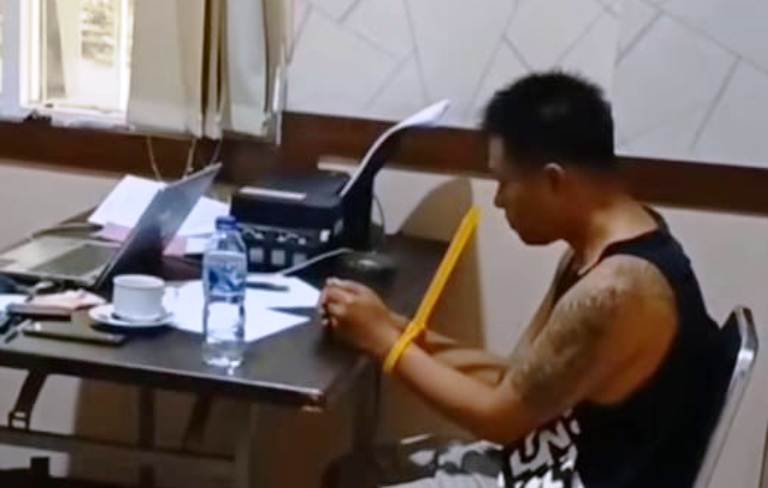 TIDAK BERKUTIK: Pelaku pemerasan berinisial C diamankan di Mako Polresta Bukittinggi, Sabtu (1/11).