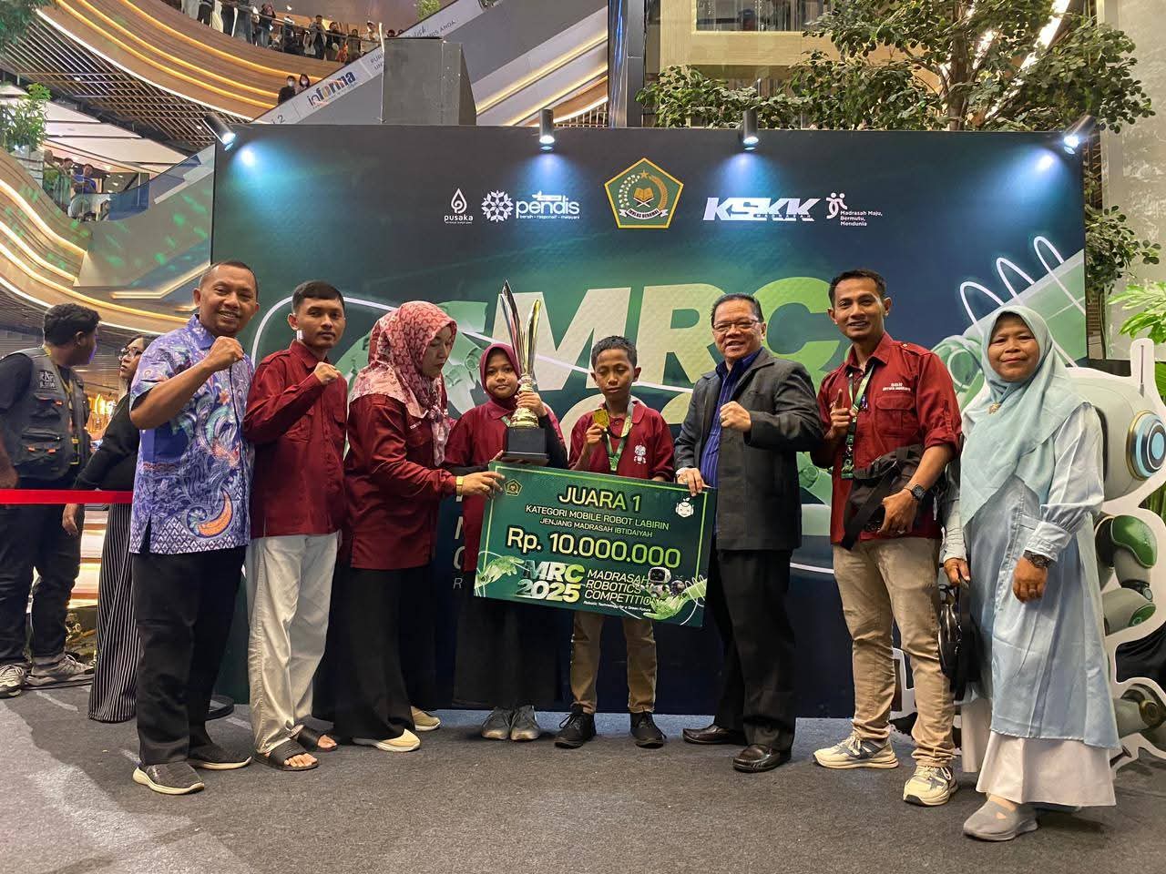 PRESTASI: Kakankemenag Sawahlunto Dr. H. Dedi Wandra, bersama pelatih, guru, serta dua siswa MIN 2 Sawahlunto, Muhammad Arya Pratama dan Zhafira Zefanza, yang berhasil meraih Juara I Nasional.