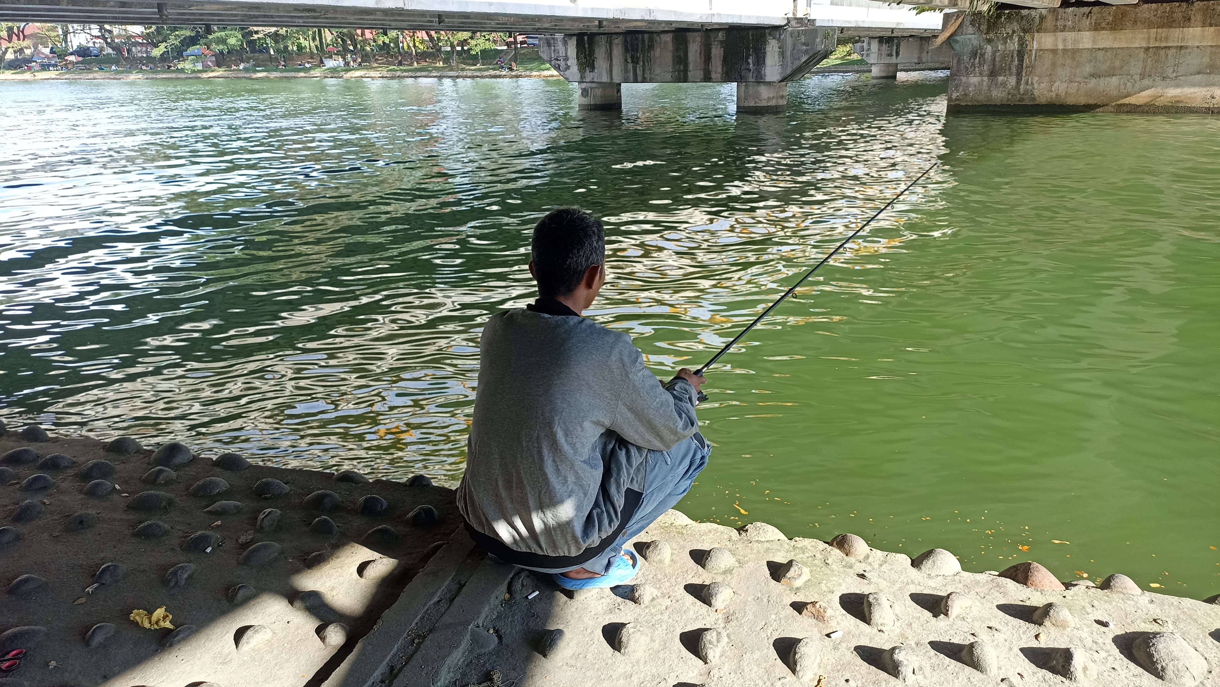 Warga Padang habiskan sore di Muaro Panjalinan dengan memancing. Aktivitas ini menjadi cara melepas penat dan menjaga keseimbangan hidup.