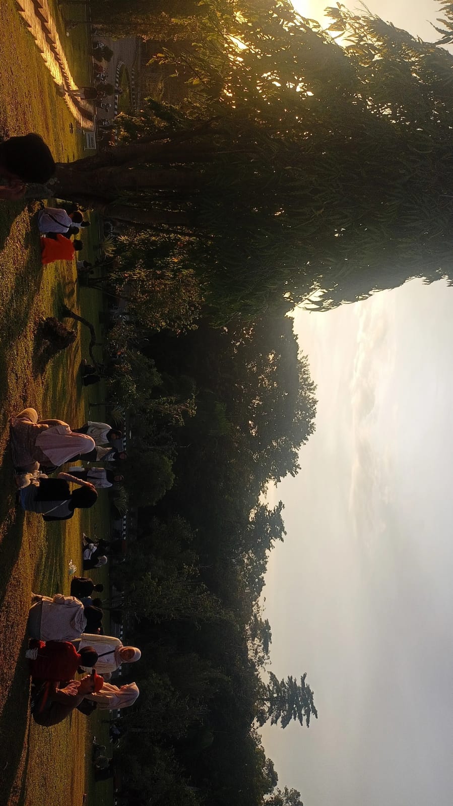 Lereng Rektorat Unand ramai dikunjungi mahasiswa setiap sore. Area hijau ini jadi tempat favorit bersantai dan melepas penat setelah kuliah.