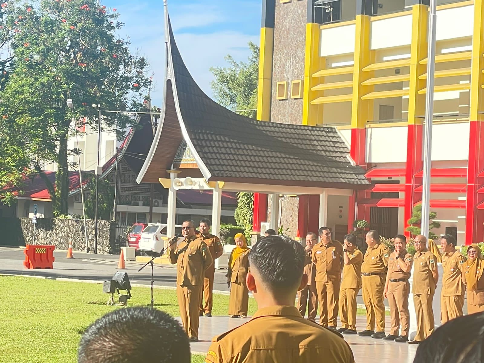 Pemprov Sumbar siap terapkan pemerintahan tanpa kertas mulai 2026. Seluruh administrasi beralih ke sistem digital lewat aplikasi Srikandi dan e-sign.