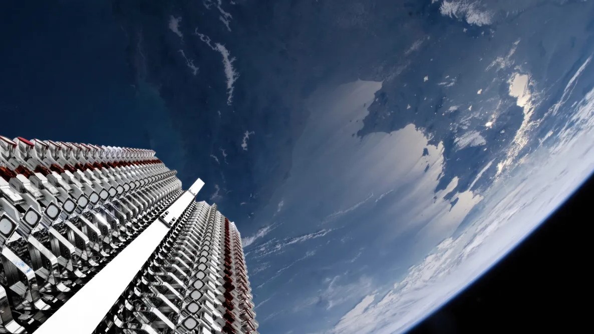 SpaceX kembangkan Starlink V3 berbobot 2 ton dengan sistem laser 200 Gbps, memungkinkan pemrosesan data dan komputasi AI langsung di orbit. (Foto:Space)