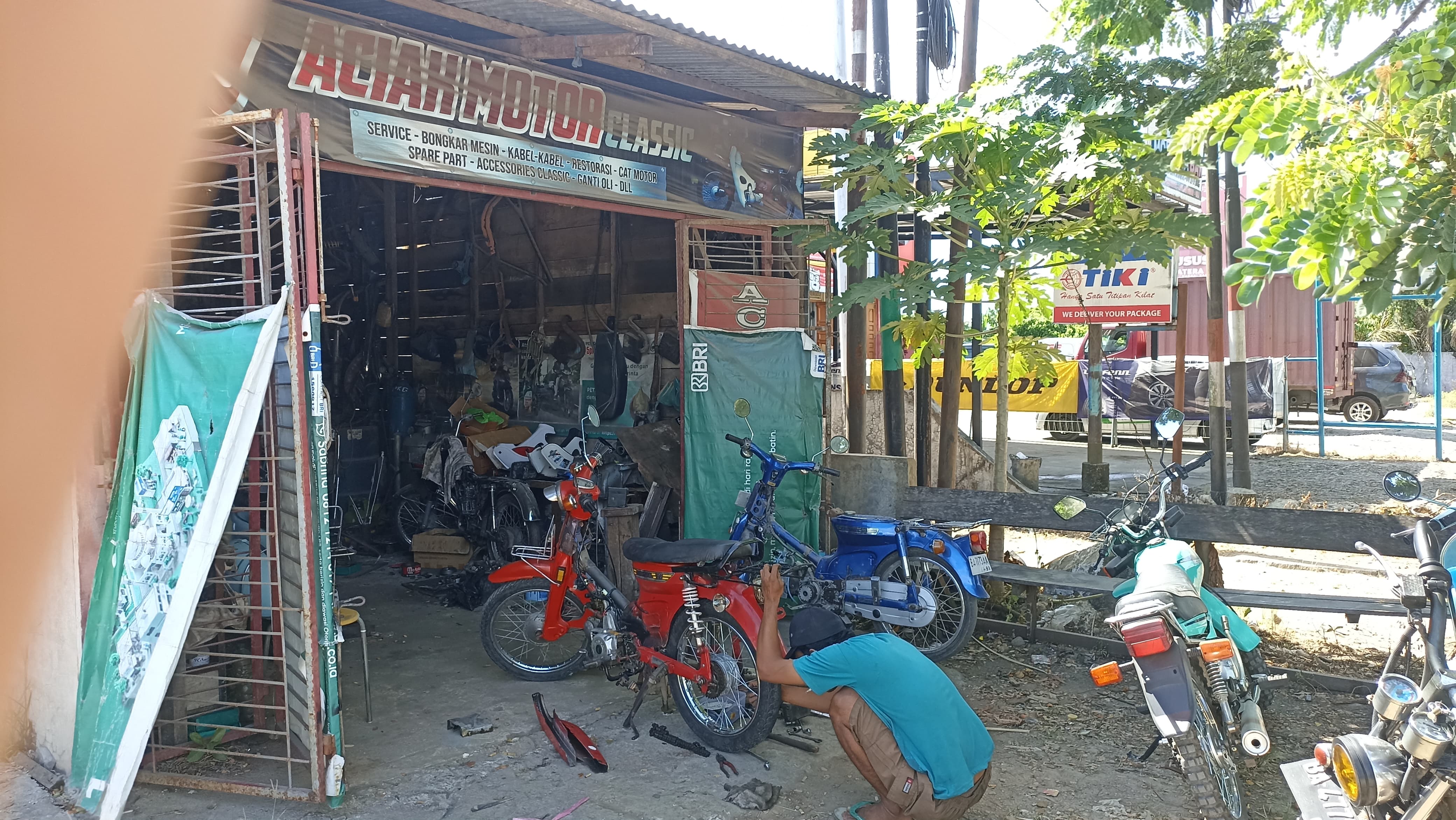 Bengkel Aciek Motor Classic di Padang tetap eksis sejak 2016, melayani restorasi motor lawas seperti Vespa dan Honda CB hingga luar daerah.(Foto: Fadli Zikri/Padeks)