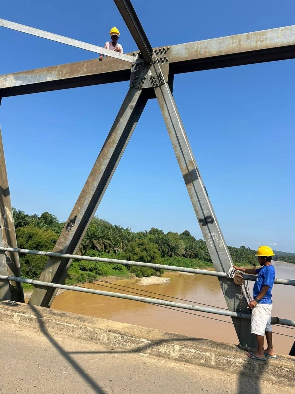 Dinas PUPR melakukan perawatan terhadap Jembatan Batanghari Sungai Langkok.