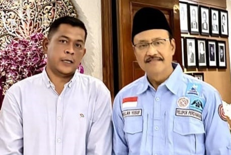 MEMBUAHKAN HASIL: M. Fajar Rillah Vesky (kiri) saat bertemu Menteri Sosial Syaifullah Yusuf di Jakarta September lalu.