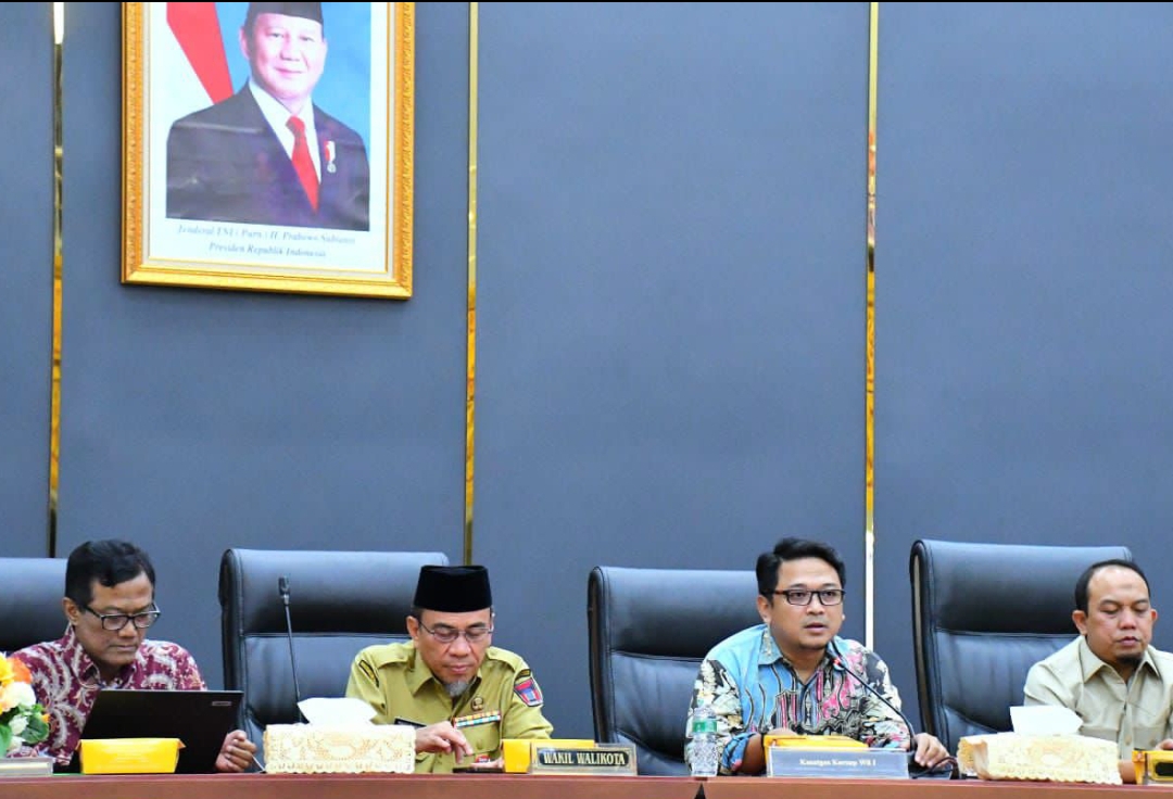 Wawako Maigus Nasir dan Ketua DPRD Muharlion bersama tim KPK saat Rakor penguatan tata kelola Pokir, hibah, dan bansos di Padang, Senin (3/11/2025).(Foto: Prokopim)