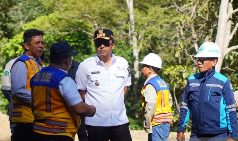 DINANTIKAN:Wakil Gubernur Sumbar Vasko Ruseimy meninjau progres pembangunan Jalan Bayang&ndash;Solok di Kabupaten Pesisir Selatan, beberapa waktu lalu.