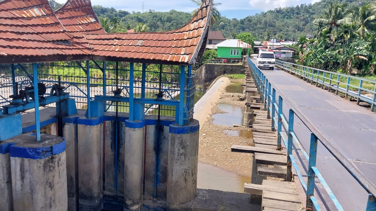 Kondisi Bendungan Batang Kuranji di Koto Luar, Pauh, yang mengalami kekeringan. (Foto: Mengki Kurniawan/Padeks)