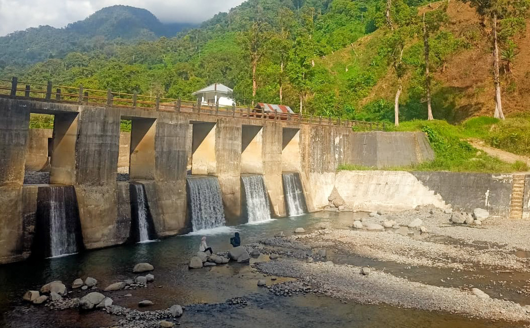 Bendungan atau Cek Dam dan beberapa mahasiswa yang bersantai pada Senin sore (03/11/2025). (Foto: Muhammad Reza Bayu Permana/Padeks)