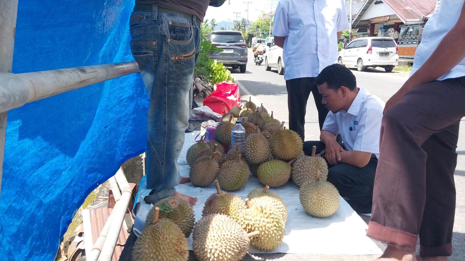 Pedagang durian di Jalan Raya Air Dingin, Lubuk Minturun, Senin (3/11/2025). (Foto: Mengki Kurniawan/Padeks)