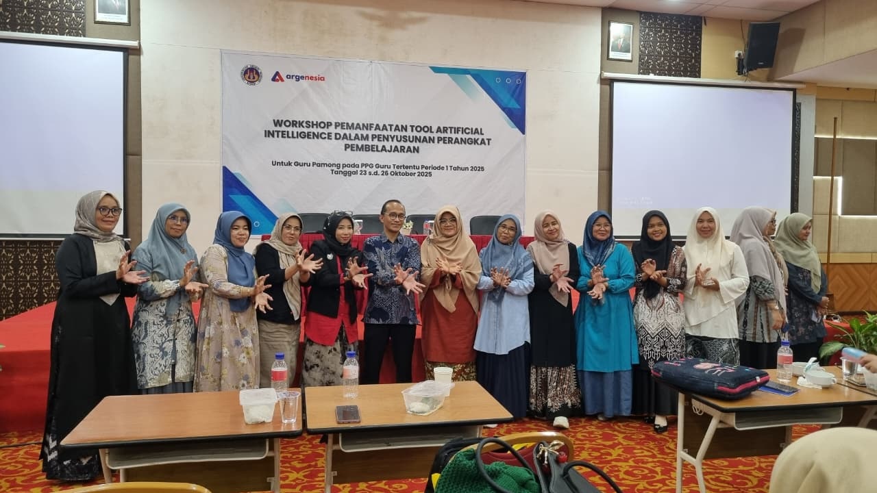 BERSEMANGAT: Para guru peserta Workshop Pemanfaatan Tool AI bersemangat, susun perangkat pembelajaran bagi guru pamong PPG Guru Tertentu periode tahun 2025.