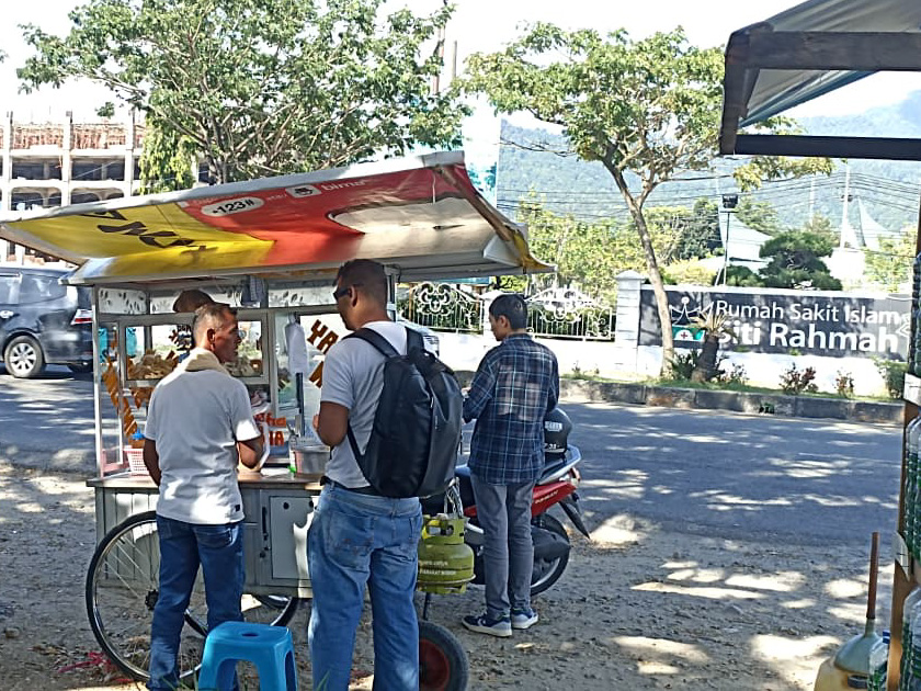 Jojo, perantau asal Jawa Barat, memulai hidup baru di Padang dengan berjualan siomay ikan yang digemari warga karena rasa gurihnya.  (Foto: Fadli Zikri/Padeks)