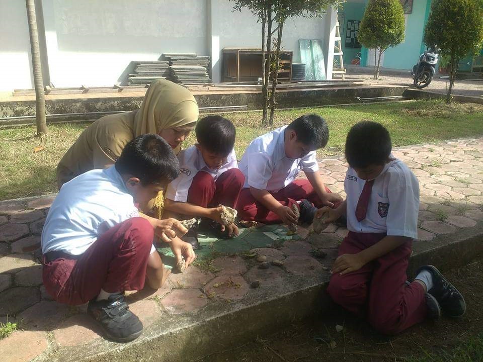 ASYIK: Para murid SLBN 1 Padang terlihat asyik dalam pembelajaran menyenangkan.
