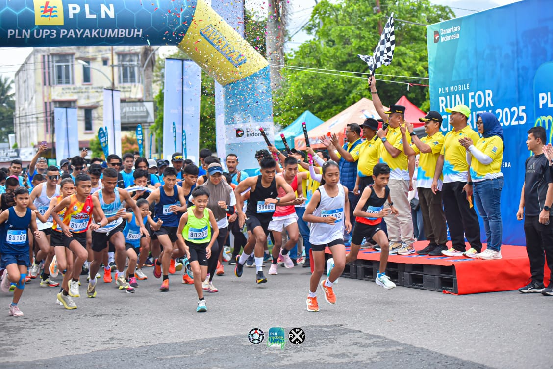 PLN UP3 Payakumbuh gelar Run For Charity 2025 di Gelanggang Pacuan Kuda, diikuti 900 peserta sambut Hari Pahlawan dengan aksi sosial.