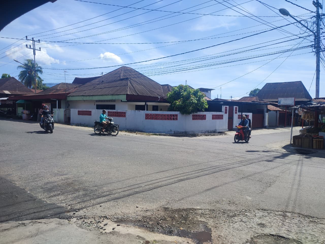 Simpang Malintang, Cupak Tangah, Kecamatan Pauh, Kota Padang, dijepret Senin siang &nbsp;(3/11/2025). (Foto: Riyadhatul Khalbi/Padeks)