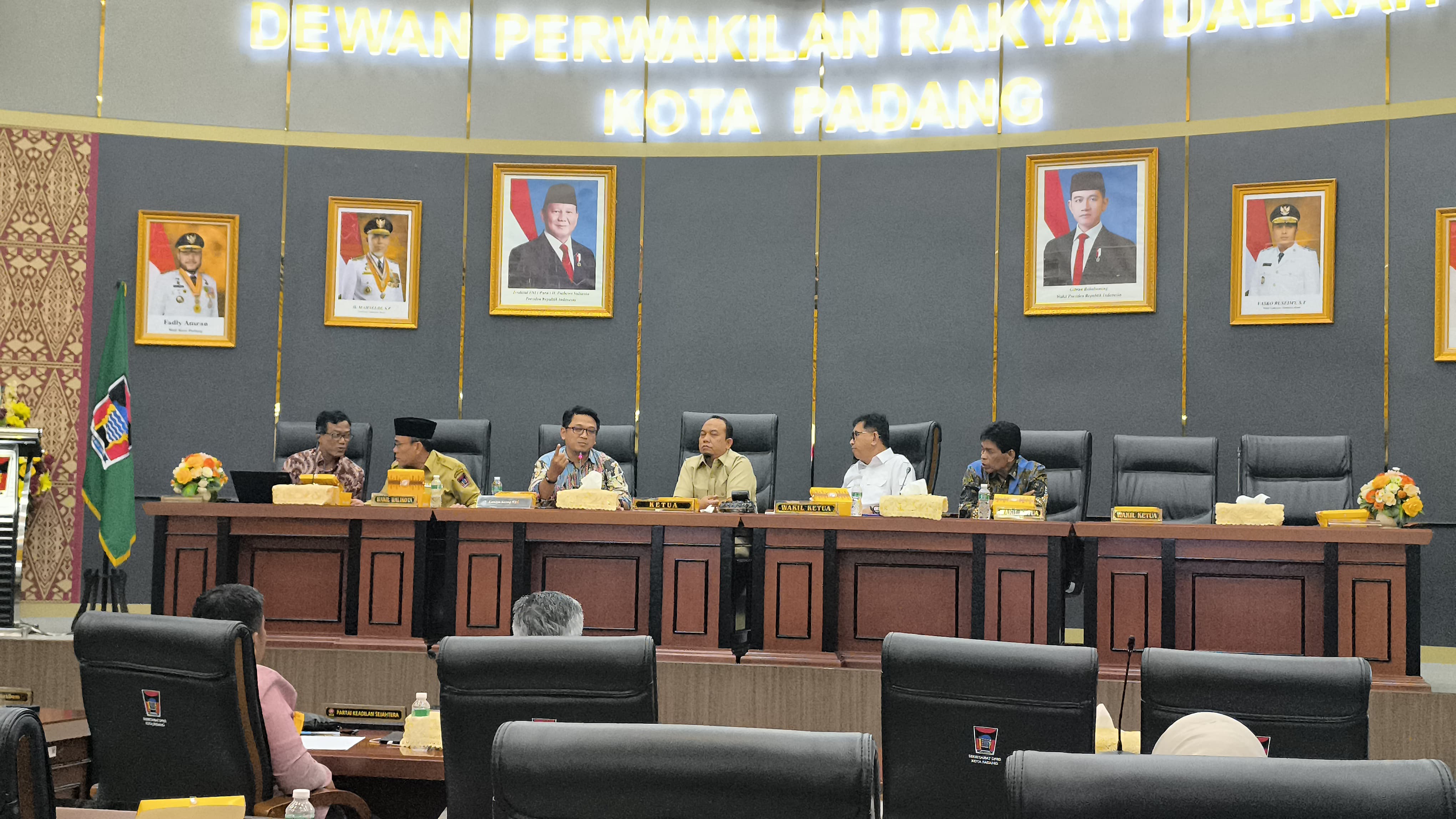 Tim Koordinasi dan Supervisi (Koorsup) Wilayah I KPK saat melakukan kunjungan kerja ke DPRD Padang, Senin (3/11).