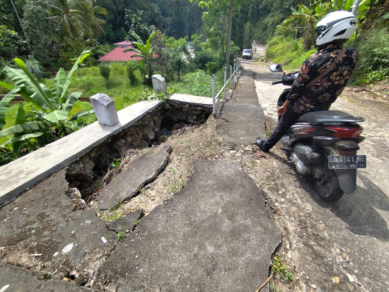 HARUS JADI PERHATIAN: Jalan menuju Taman Makam Pahlawan Situjuah Batua di Kecamatan Situjuah Limo Nagari, Kabupaten Limapuluh Kota, tampak rusak parah dan minim fasilitas penunjang.
