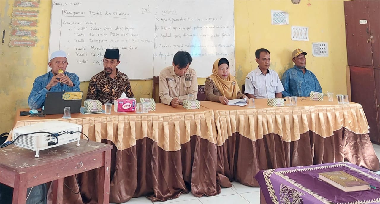 Camat Sutera, Surmayenti (tiga dari kanan) menghadiri pembentukan panitia Pilwana di Nagari Inderapura Utara. (Dok Kecamatan Airpura)